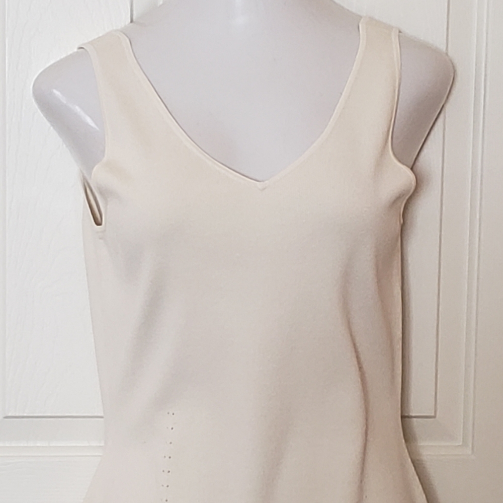 Tesori V neck white sleeveless shell. Chic eyelet detail. Size Large. - Picture 2 of 9